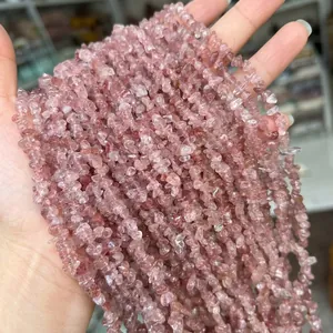 Gros plan d'éclats de pierre irréguliers en quartz fraise rouge naturel pour bijoux DIY