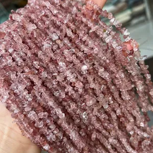 Gros plan sur des rangs de quartz fraise rouge naturel irrégulier pour bijoux DIY