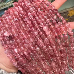 Gros plan de perles de quartz fraise rouges irrégulières pour la création de bijoux.