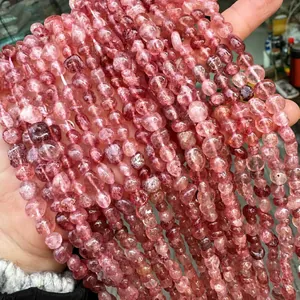 Détail macro de perles irrégulières en quartz fraise rouge naturel pour bijoux DIY