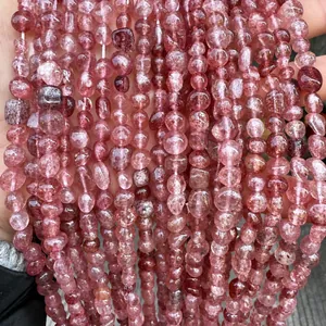 Gros plan de perles de cristal de fraise rouge naturel pour la création de bijoux