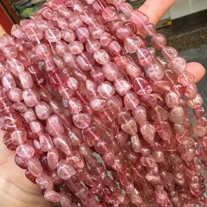 Gros plan de perles irrégulières en quartz fraise rouge naturel pour la création de bijoux.