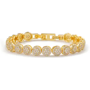 Gedetailleerde opname van gouden hiphop-armband met sprankelende ronde diamantclusters
