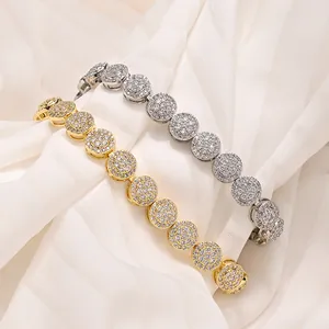 Detailopname van zilveren en gouden iced out tennisarmbanden met ronde diamant voor heren