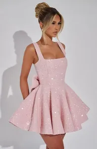 Vista dettagliata dell'abito da cocktail corto con paillettes rosa e maxi fiocco sul retro