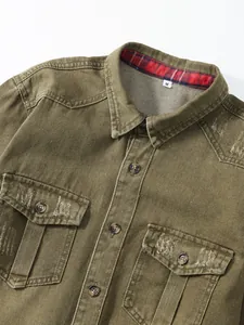 Detailansicht eines olivgrünen Jeanshemds mit abgenutzten Taschen und Karofutter