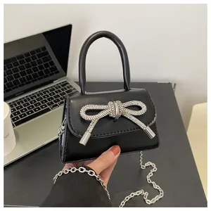 Elegante mini bolso bandolera negro con lazo de cristales brillantes y cadena