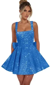 Vista dettagliata del mini abito blu con paillettes e un elegante fiocco in vita.