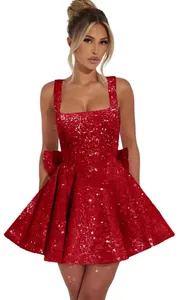 Splendido abito corto di paillettes rosse con scollo quadrato e dettaglio fiocco.