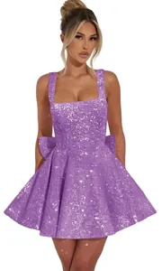 Vista dettagliata del mini abito di paillettes viola con un fiocco elegante