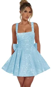 Vista dettagliata di un mini abito di paillettes azzurro con elegante fiocco sul retro