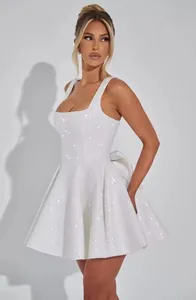 Abito corto di paillettes bianche con elegante fiocco sul retro per feste