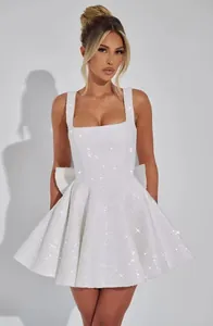 Elegante mini abito bianco di paillettes con scollo quadrato e fiocco per le feste