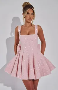 Vista dettagliata del mini abito rosa con paillettes e fiocco posteriore elegante