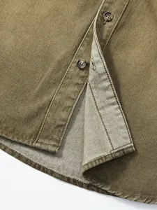 Detailaufnahme eines braunen Denim-Arbeitshemdes mit Knopfleiste und Saumnaht
