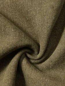 Nahaufnahme der olivgrünen schweren Twill-Denim-Stoffstruktur für Herrenhemden