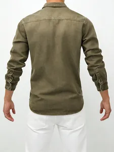 Rückansicht eines olivgrünen Langarm-Jeanshemdes für Herren im lässigen Workwear-Stil.