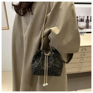 Elegante bolso cubo con estampado de leopardo, cordón ajustable y cadena dorada