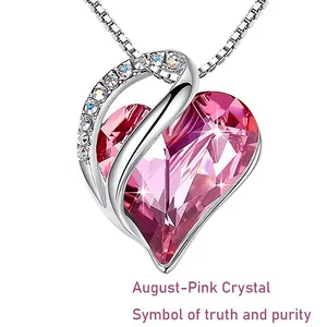 Detailansicht einer rosa Herz Kristall Geburtsstein Kette für August mit Silberrahmen