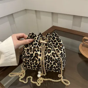 Bolso Bombonera de Cuero PU con Estampado de Leopardo para Mujer con Correa de Cadena y Decoración de Perlas Bolso de Hombro