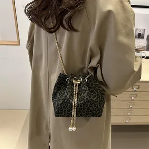 Bolso bombonera con estampado de leopardo, cadena dorata y detalles de perlas elegantes