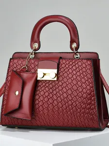 Elegante borsa a mano bordeaux goffrata con pochette coordinata e hardware oro