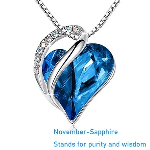 Nahaufnahme des herzförmigen Anhängers mit blauem Saphir-Kristall für den Geburtsstein November