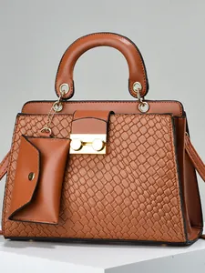 Elegante borsa a mano marrone con motivo a rilievo, manico e borsellino coordinato.