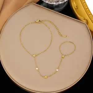 Bracciale ad anello in acciaio al titanio dorato con ciondoli a cuore e cristallo