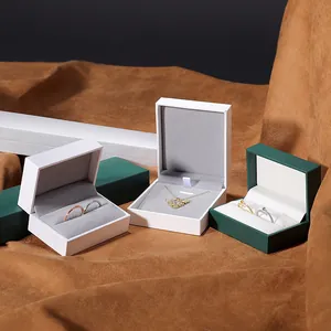 Boîtes à bijoux élégantes blanches et vertes pour bagues et colliers avec texture fine