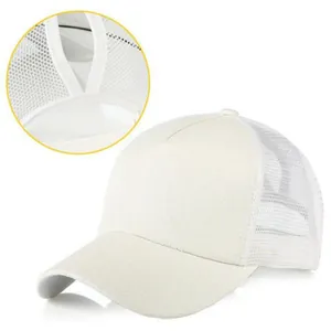 Vista dettagliata di un cappellino da baseball bianco glitterato con apertura per coda di cavallo.