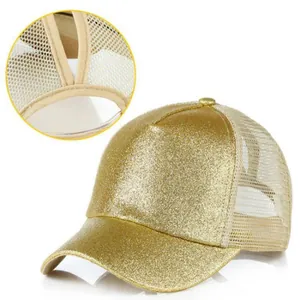 Vista dettagliata di un cappellino da baseball glitter oro con retro in rete e foro per coda.