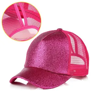 Dettaglio cappellino baseball rosa glitterato con apertura per coda di cavallo alta da donna