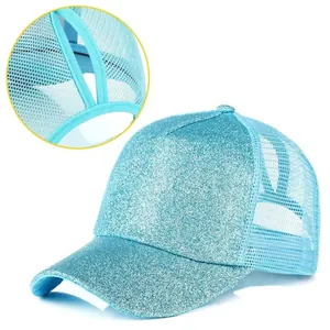 Dettaglio dell'apertura per coda di cavallo alta su un cappellino glitterato azzurro