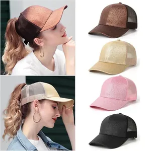 Dettaglio di cappellini da baseball glitterati con foro per coda di cavallo alta per donna