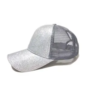 Vista laterale dettagliata del cappellino da baseball glitterato argento da donna