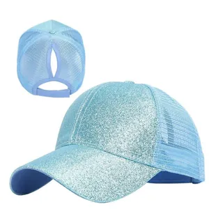 Dettaglio del cappellino da baseball azzurro glitterato con foro per coda di cavallo