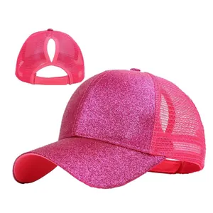 Dettaglio cappellino da baseball glitter rosa con apertura per coda di cavallo alta