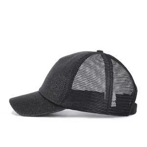 Dettaglio laterale di un cappello da baseball nero con glitter e rete traspirante