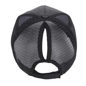 Vista posteriore dettagliata del cappello mesh nero con apertura per coda alta.
