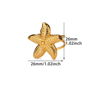 Vue détaillée de la bague étoile de mer en acier inoxydable doré avec une finition texturée
