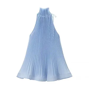 Nahaufnahme eines hellblauen plissierten Neckholder-Tops aus feiner Chiffon-Gaze