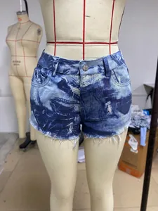 Détail de mini-short en jean imprimé tie-dye bleu sur un mannequin d'exposition