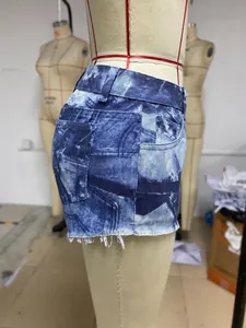 Détail de mini-short en jean imprimé tie-dye bleu avec finition bord franc