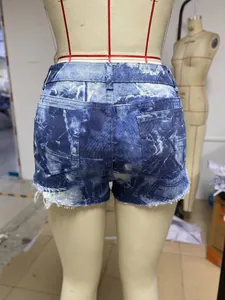 Vue arrière détaillée d'un short en jean à imprimé marbré bleu et blanc avec ourlet cru