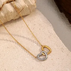 Collier avec cœurs entrelacés en acier inoxydable 316 doré et argenté avec cristaux.