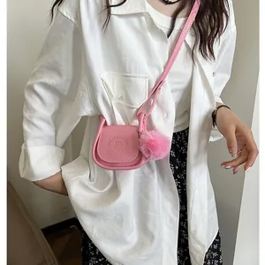Mini Borsa a Sella da Donna in Pelle PU Rilievo Cartone Animato Borsa a Tracolla Con Decorazione a Sfera in Peluche Colore Caramella