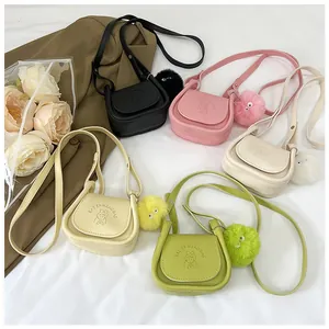 Eleganti mini borse a tracolla modello sella in cinque colori con graziosi pompon