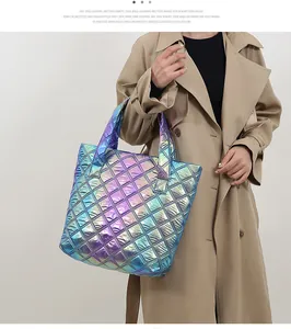 Große holografische gesteppte Tragetasche getragen von einem Modell im Trenchcoat