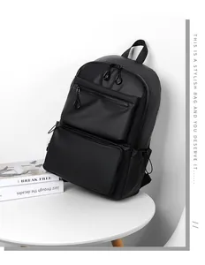 Dettaglio di uno zaino nero minimalista resistente all'acqua per laptop, lavoro e viaggi